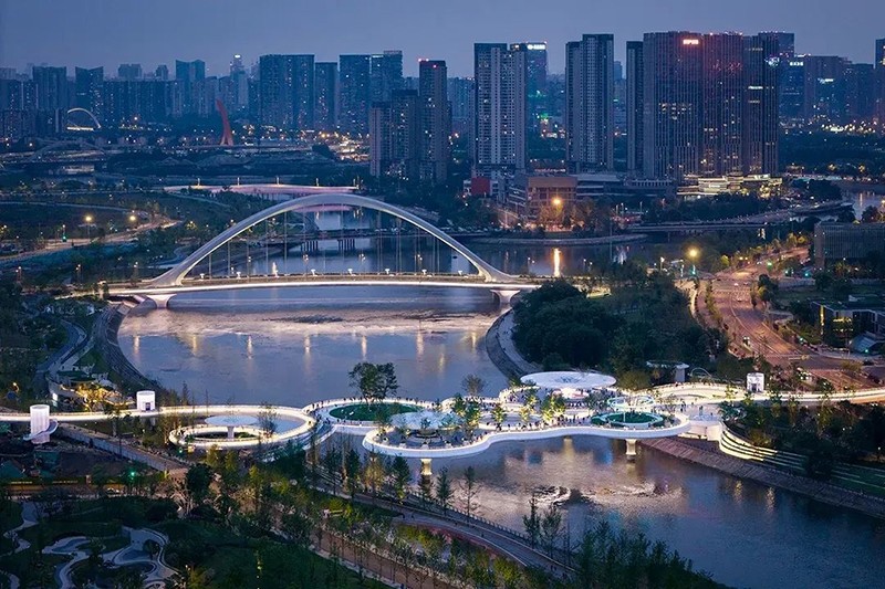成都漂浮公園，一座橋，九種風景