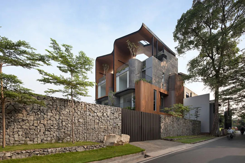 住在自然里，而不是旁邊，把后院搬上屋頂，這才是生活的進階美學(xué)！